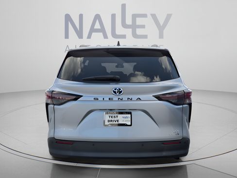 Used 2023 Toyota Sienna XLE w/ XLE Plus Package FWD image 4