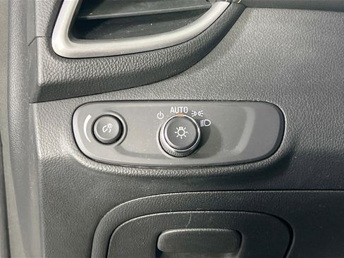 Used 2022 Chevrolet Trax LT w/ LT Convenience Package image 10