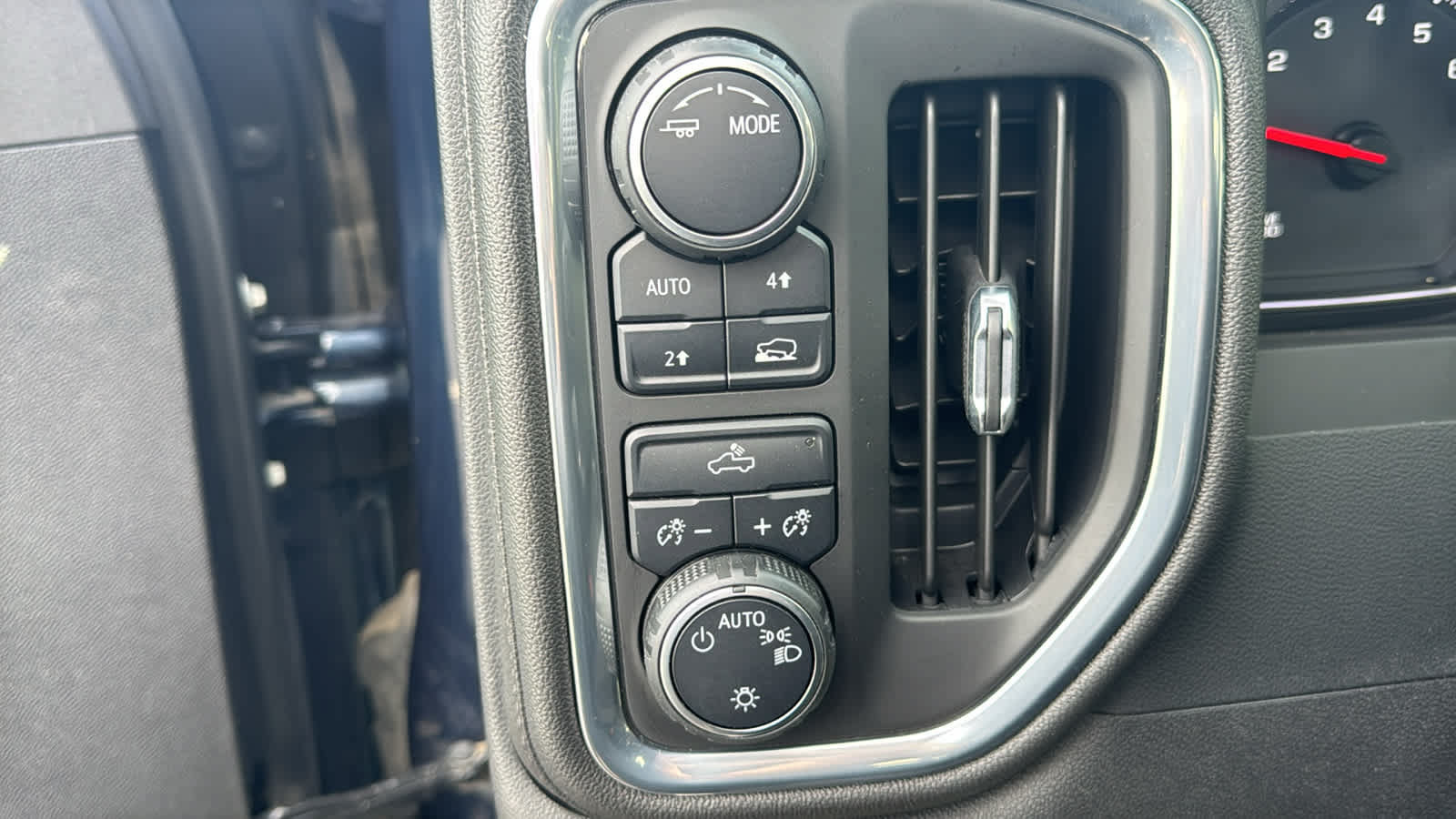 Used 2022 Chevrolet Silverado 1500 LT AWD/4WD image 9