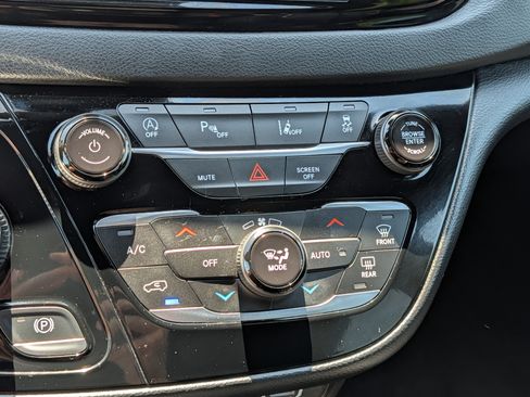 Used 2025 Chrysler Pacifica Select FWD image 23
