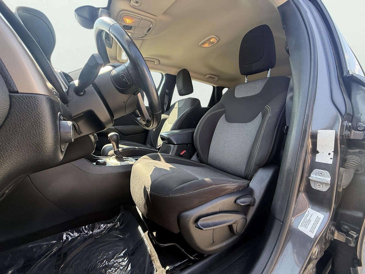 Used 2014 Jeep Cherokee Latitude w/ Cold Weather Group AWD/4WD image 18