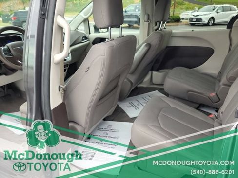 Used 2020 Chrysler Pacifica Touring w/ Advanced Safetytec Group FWD image 14