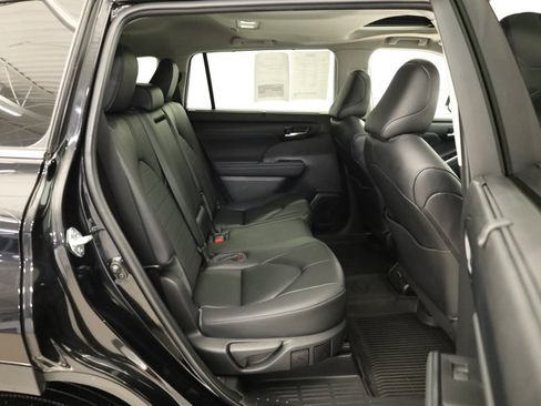 Certified 2023 Toyota Highlander XLE image 35