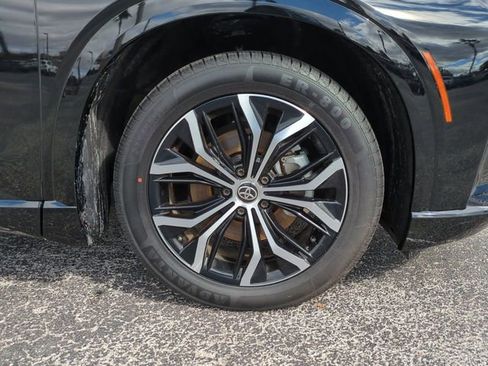 Used 2025 Toyota Crown Signia image 11