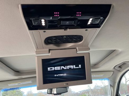 Used 2020 GMC Yukon XL Denali w/ Denali Premium Package image 18