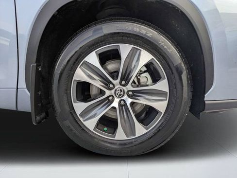 Used 2021 Toyota Highlander XLE AWD/4WD image 9