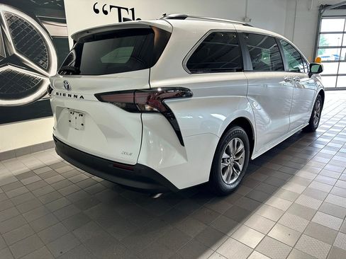 Used 2025 Toyota Sienna XLE AWD/4WD image 4
