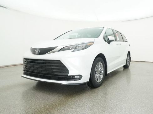 New 2026 Toyota Sienna XLE image 49