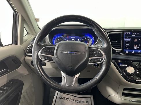 Used 2021 Chrysler Pacifica Touring-L image 16