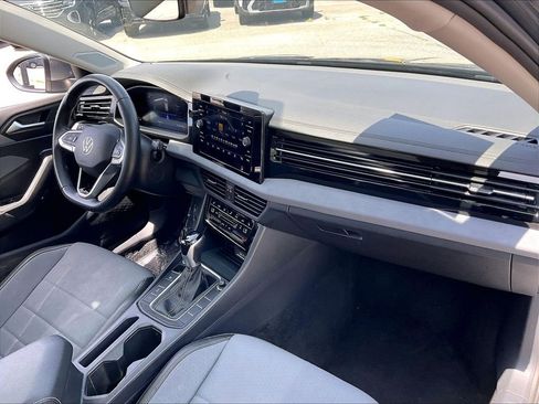 Used 2025 Volkswagen Jetta SE FWD image 13