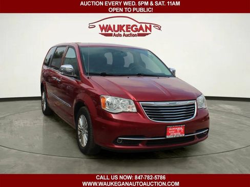 Used 2015 Chrysler Town & Country Touring-L w/ Driver Convenience Group FWD image 3