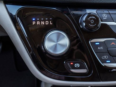 Used 2021 Chrysler Pacifica Touring-L FWD image 12