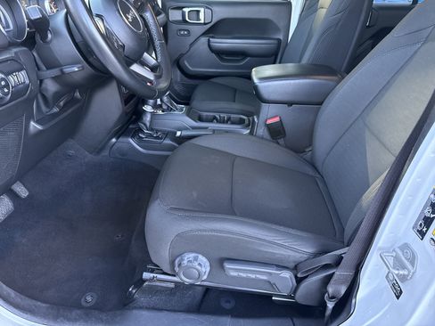 Used 2022 Jeep Gladiator Sport image 9
