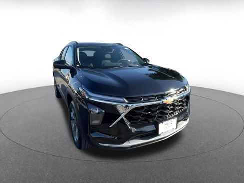 Used 2025 Chevrolet Trax LT image 3