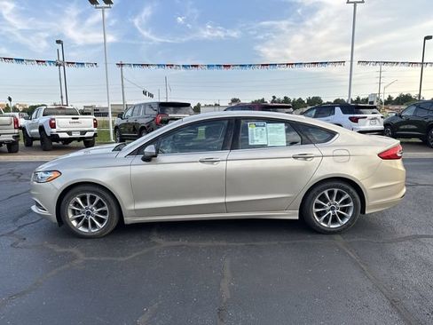 Used 2017 Ford Fusion SE FWD image 3
