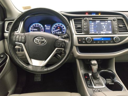 Used 2019 Toyota Highlander XLE AWD/4WD image 22