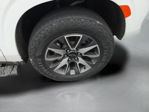 Used 2024 Chevrolet Suburban Z71 image 31