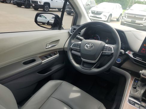 Used 2021 Toyota Sienna XLE AWD/4WD image 17