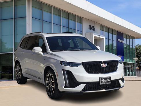 Used 2024 Cadillac XT6 Sport w/ Platinum Package image 2