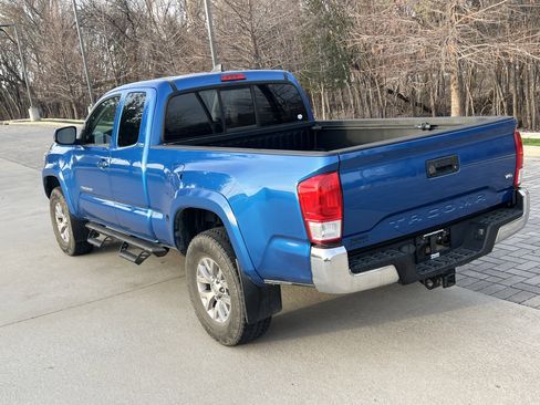 Used 2016 Toyota Tacoma SR5 w/ SR5 Appearance Package (SN) image 8
