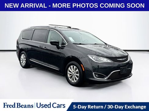 Used 2018 Chrysler Pacifica Touring-L image 1
