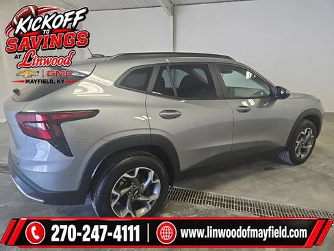 Used 2026 Chevrolet Trax LT w/ Driver Confidence Package FWD image 2