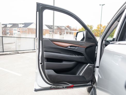 Used 2019 Cadillac Escalade Luxury image 37