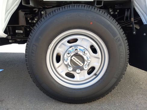 New 2026 Ford F250 XL w/ XL Chrome Package image 30