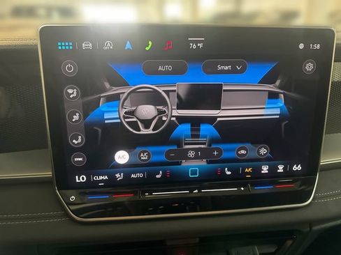 Certified 2025 Volkswagen Tiguan SE AWD/4WD image 17