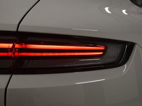 Certified 2025 Porsche Cayenne AWD/4WD image 12