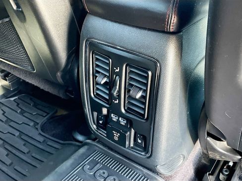 Used 2017 Jeep Grand Cherokee Trailhawk w/ Trailhawk Luxury Group AWD/4WD image 17