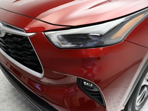 Certified 2023 Toyota Highlander XLE image 3