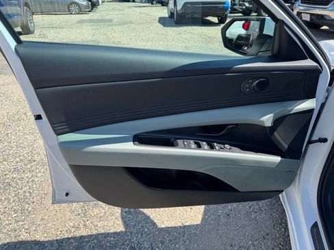 Used 2025 Hyundai Elantra Limited FWD image 11