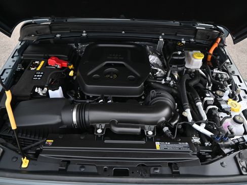 Used 2025 Jeep Wrangler Sahara w/ Safety Group image 23