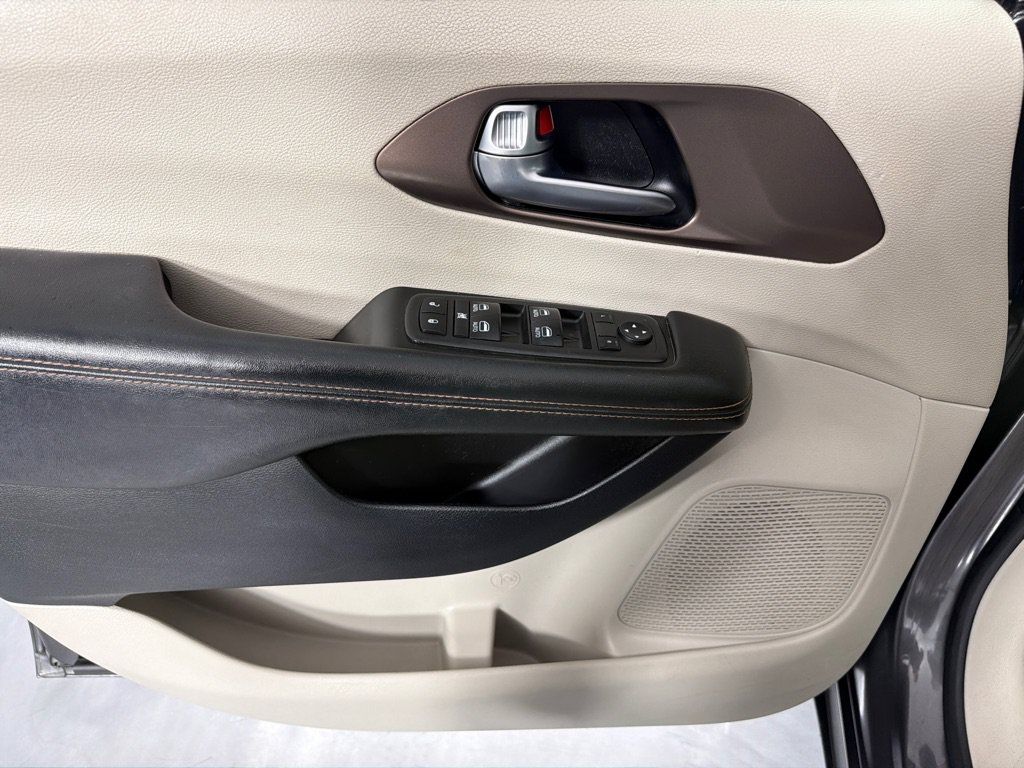 Used 2019 Chrysler Pacifica Touring-L FWD image 10