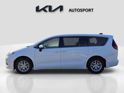 Used 2023 Chrysler Voyager LX image 14