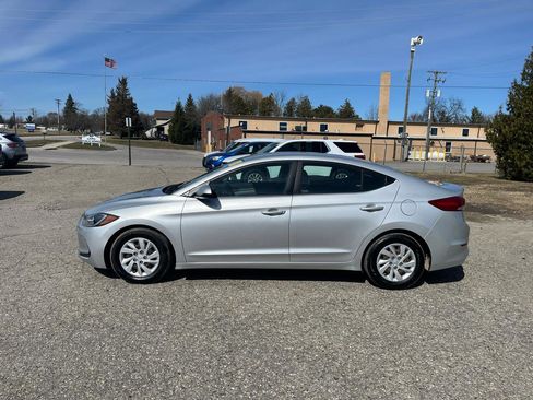 Used 2018 Hyundai Elantra SE image 2