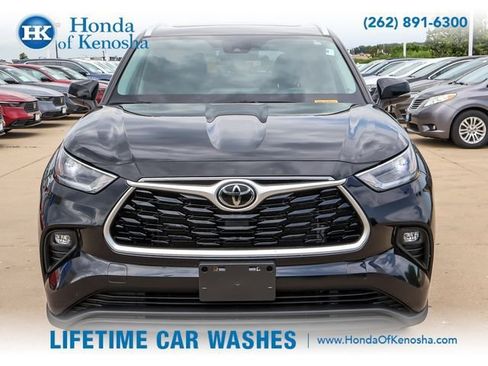 Used 2021 Toyota Highlander XLE AWD/4WD image 8