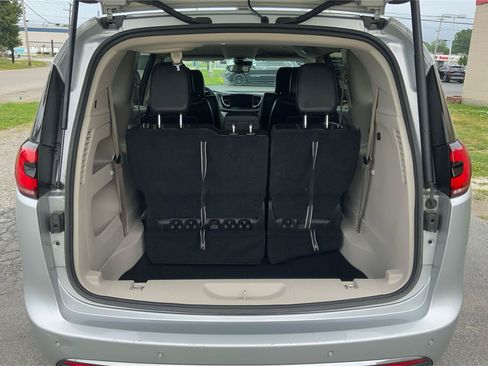 Used 2023 Chrysler Pacifica Touring-L FWD image 12