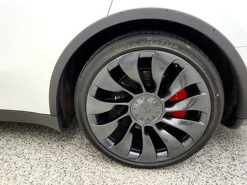 Used 2023 Tesla Model Y Performance image 9