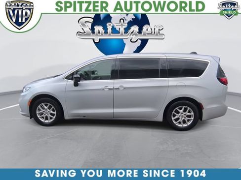 Used 2024 Chrysler Pacifica Touring-L FWD image 7