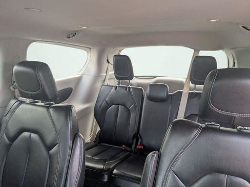 Used 2023 Chrysler Pacifica Touring-L FWD image 29
