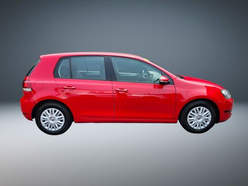 Used 2013 Volkswagen Golf 4-Door FWD image 2
