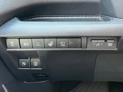 Used 2025 Toyota Sienna Platinum AWD/4WD image 35