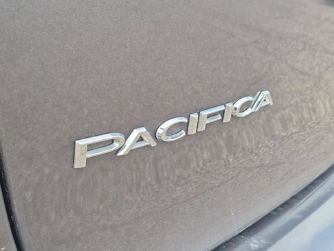 Used 2023 Chrysler Pacifica Touring-L FWD image 10