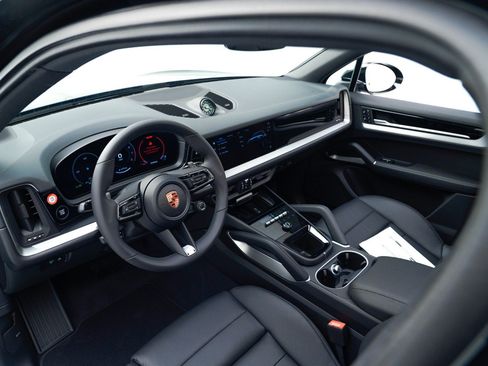 Certified 2026 Porsche Cayenne AWD/4WD image 4