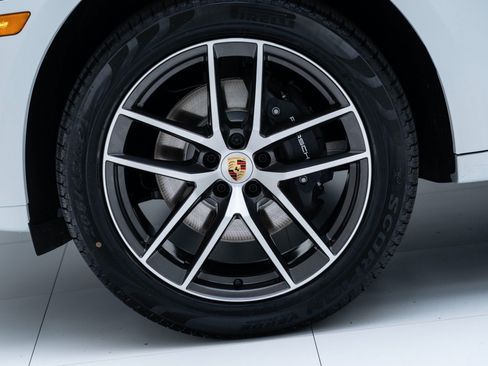 Certified 2026 Porsche Macan AWD/4WD image 12