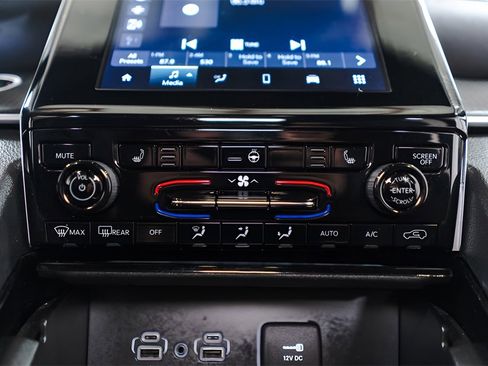 Used 2023 Jeep Grand Cherokee Altitude image 14