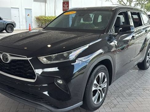 Certified 2021 Toyota Highlander XLE FWD image 3