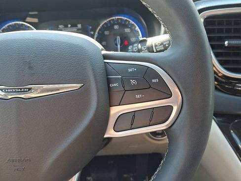 Used 2023 Chrysler Voyager LX FWD image 22